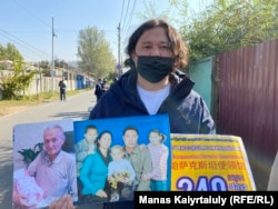 Ақиқат Қалиолла Шыңжаңдағы туыстарын қайтаруды талап етіп, Қытай консулдығы алдында пикетте тұр. Алматы, 14 қазан, 2021 жыл.