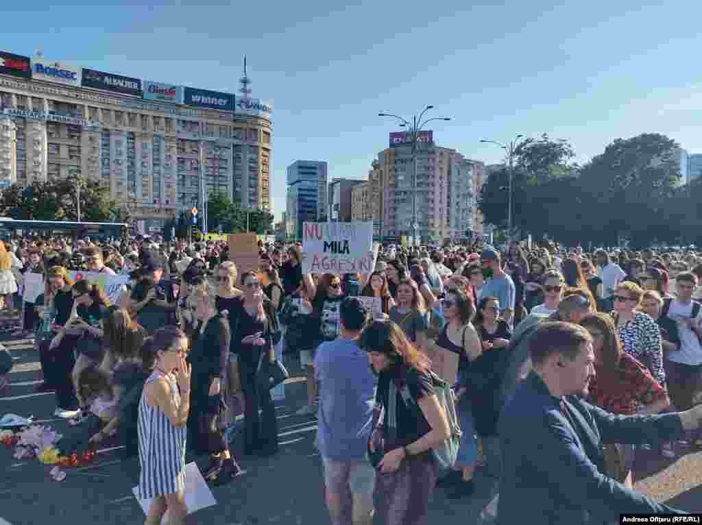 „Violența împotriva femeilor este pedepsită insuficient, tolerată de cei care ar trebui să ne protejeze și apoi transformată în blamarea victimei”, au declarat organizatorii protestului.