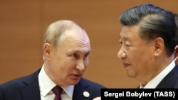 Rus prezidenti Wladimir Putin (çepde) özüniň hytaýly kärdeşi Si Jinping bilen. Samarkand. Sentýabr, 2022 ý.