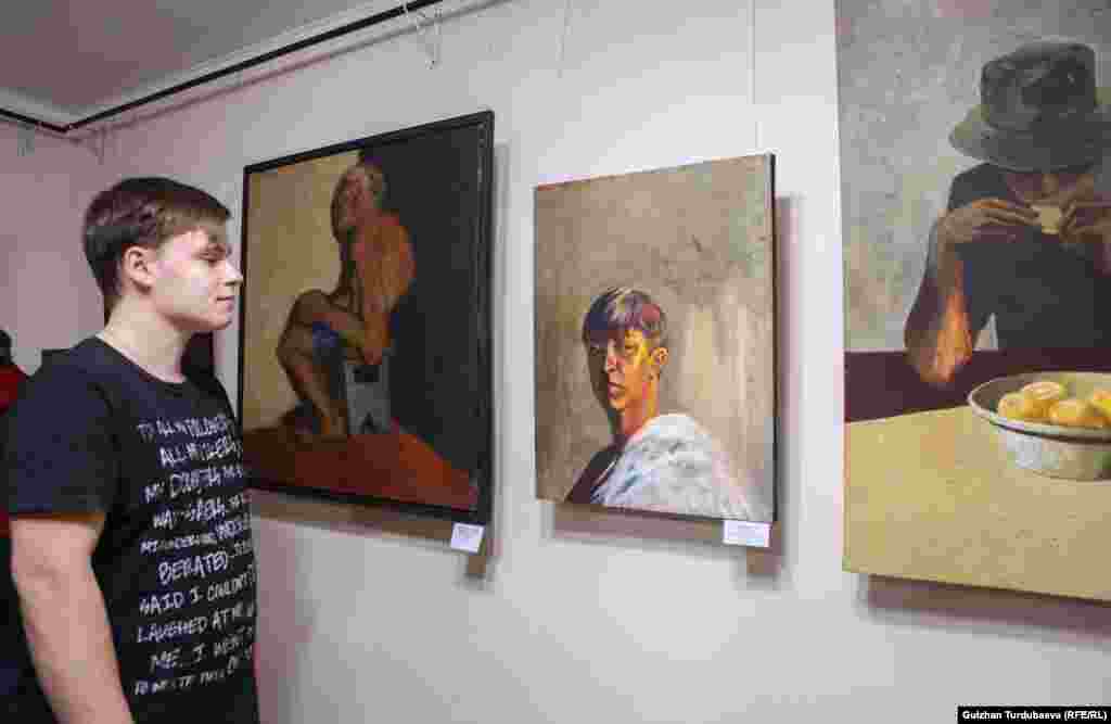 Ислам Дооровдун сүрөтчүлөр дүйнөсүндөгү псевданими Данко. Ал бул ысымды алып калышы тууралуу буларга токтолду. "Окууну бүтүп Исфанага кайтып барып, бир мектепте сүрөттөн сабак берет элем. Бир күнү мектептин директору чалып "сен мугалим болуп туруп, кантип жылаңач адамдын сүрөтүн тартасың, сенин имиджиңе туура келбейт. Инстаграмыңды жогот" деп айтты. Мен ошондо социалдык тармактагы атамды Данко деп өзгөрттүм. Бирок бул жардам берген жок. Акыр-аягы арыз жазып кетүүмө мажбурлашты. Бирок Исфанада өткөн бир жылда мен туулган жерим тууралуу жакшы эмгектерди жарата алдым". - дейт Ислам Дооров.&nbsp;