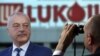 Назначеното от президента Румен Радев (вдясно) служебно правителство, водено от Гълъб Донев (вляво), разреши на "Лукойл" да изнася продукти от руски петрол още три месеца.