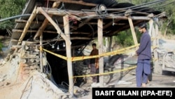 دوه تنه تر یوې پېښې وروسته د اورکزیو د سکرو له کانه بهر د مزدورانو د جسدونو ترلاسه کولو په انتظار دي - انځور له ارشیفه. 