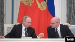 მარცხნიდან: რუსეთის პრეზიდენტი ვლადიმირ პუტინი და რუსეთის პრეზიდენტის ადმინისტრაციის უფროსის პირველი მოადგილე სერგეი კირიენკო