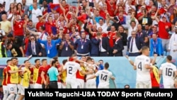 Lojëtarët e Serbisë duke festuar golin gjatë ndeshjes me Kamerunin, në kuadër të Kampionatit Botëror të Futbollit. Katar, 28 nëntor 2022.
