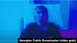 პატიმრობაში მყოფი საქარველოს ყოფილი პრეზიდენტი მიხეილ სააკაშვილი სასამართლო პროცესზე კლინიკიდან დისტანციურად ჩაერთო. 22 დეკემბერი.