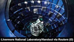 Оң энергиялуу термоядролук реакция жүргүзүүнү ишке ашырууда адистер колдонгон жабдуулар.