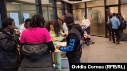 Serviciile de Imigrări au emis în 2022 toate cele 100.000 de avize de angajare pentru cetățeni non-UE, conform plafonului stabilit de Guvern. Eliberarea lor, dar și a permiselor de ședere, solicitate și de numeroși studenți, au împins la limită serviciilor din mai multe județe. 