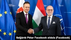 Szijjártó Péter (b) és Rastislav Káčer, a magyar és a szlovák külügyminiszter kézfogása még az előző pozsonyi kormány idején, 2022 végén