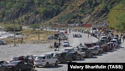 Очередь на погранпереходе Верхний Ларс, где задержали Савелия Фролова