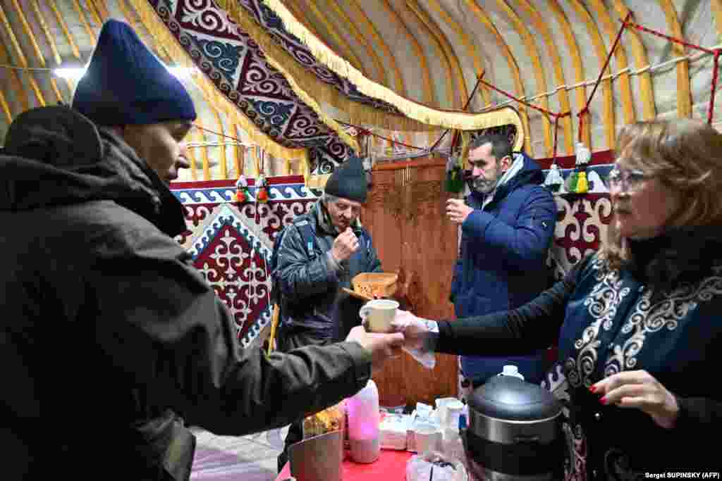 Украинанын маалымат каражаттары жазгандай, "Сынбас" пункту Казакстандын Украинадагы элчилигинин колдоосу жана боорукер жарандардын демилгеси менен ачылган.&nbsp;