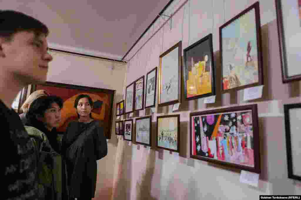 "Кыргызстанга жаңы келгенде мен орусча да, кыргызча да билчү эмесмин, бир жерге бара турган болсом дароо сүрөт тартып көрсөтүп, жол таап барганды үйрөндүм. Айтор кыргыз жарандары менен сүрөт аркылуу сүйлөшүп жүрүп, ушул эмгектерим жаралды", - деди Софи Имрен.&nbsp;