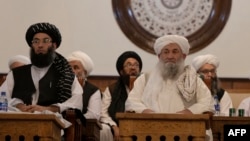 د طالبانو د حکومت رییس الوزرا ملا حسن اخوند (له ښي لوري لومړی) په کابل کې د یوې غونډې پر مهال - انځور له ارشیفه. 