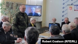 Орусиячыл уюмдардын чогулушу. Алар Скайп аркылуу Юрий Мешков менен сүйлөшүүдө.