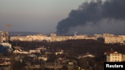 Чад над аеродромот во Лвив по руското бомбардирање