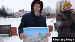 Станислав Кармаских држеше отпечаток од слика од 19 век од Василиј Верешчагин наречена Апотеоза на војната кога полицијата го приведе во Томск