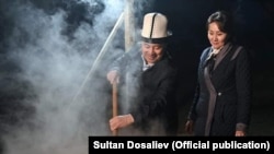 Президент Садыр Жапаров менен биринчи айым Айгүл Жапарова сүмөлөк аралаштырууда.  Баткен, 20-март, 2022-жыл.