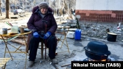 Жена готви на дрва во Мариупол на 19 март 2022