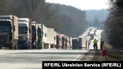 Coloane de camioane la granița Poloniei cu Belarus, blocate de activiști anti război, martie 2022