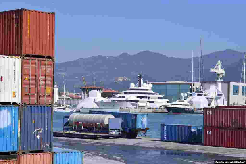 Противники Кремля стверджують, що 140-метрова &laquo;Шахерезада&raquo;, вартість якої оцінюється у 700 мільйонів доларів, таємно належить президентові Росії Володимиру Путіну. Розслідувачі, які працюють разом із ув'язненим лідером російської опозиції Олексієм Навальним, кажуть, що вони впізнали кількох членів екіпажу як співробітників Федеральної служби охорони Росії (ФСО), яка відповідає за безпеку Путіна. Ці члени екіпажу було раптово замінено після того, як ця інформація була розкрита. Британський капітан корабля заперечував, що яхта належить Путіну, але італійська влада проводить розслідування, оскільки &laquo;Шахерезада&raquo; стоїть на якорі у їхніх водах.