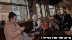 Харьков метросында сыенган кешеләр