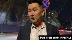 Лукпан Ахмедьяров после выхода из полиции. 10 апреля 2025 года