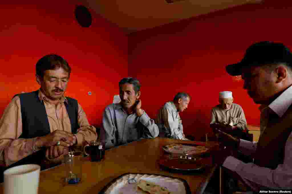 Хазарейцы в чайхане в Кветте.