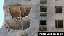 «Внаслідок руйнування одного з будинків у місті Рубіжному під завалами опинились місцеві мешканці, у тому числі дитина. Обстрілами пошкоджено 16 об’єктів інфраструктури» – поліція Луганщини