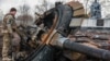 Un militar inspectează resturile unui tanc rusesc în Lukianivka/regiunea Kiev la 27 martie 2022. Potrivit informațiilor Washington Post, unele tancuri rusești funcționau cu microcipuri de frigider. Cele originale nu mai sunt disponibile din cauza embargo-ului impus Rusiei. 