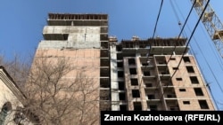 "Кубаныч" деп аталган 14 кабаттуу имаратты "KG Восток Сервис" компаниясы куруп жаткан.