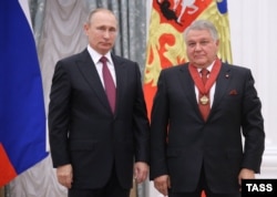 Президент России Владимир Путин и президент национального исследовательского центра «Курчатовский институт» Михаил Ковальчук, награжденный орденом «За заслуги перед Отечеством» II степени, во время церемонии вручения государственных наград в Кремле (Москва, 22 сентября 2016 г.).