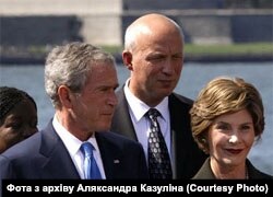 Аляксандар Казулін (у цэнтры) на сустрэчы з прэзыдэнтам ЗША Джорджам Бушам-малодшым і яго жонкай Лорай, 2008 год