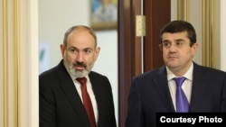 Премьер-министр Армении Никол Пашинян (слева) и президент Нагорного Карабаха Араик Арутюнян 