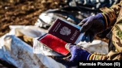 Útlevél kerül elő a holttest egyenruhájából