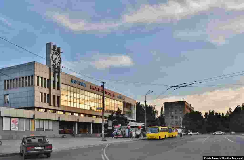 Mariupol's main train station photographed in 2013