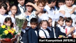 Дети одной из алматинских школ на линейке 1 сентября. Иллюстративное фото.  