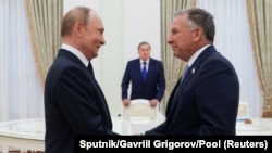 Стив Уиткофф (справа) на встрече с Владимиром Путиным в Москве