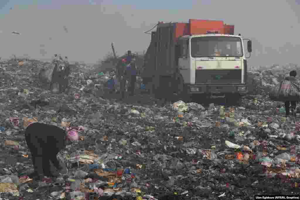 "Тазалыктын" таштанды ташыган унаалары келери менен бул жактагылар жабалактап каза башташат.