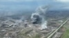 دود ناشی از بمباران کارخانه فولادسازی آزوف‌استال ماریوپل در یکی از حملاتی که جنگنده‌های روسی اواسط ماه آوریل به این منطقه کردند