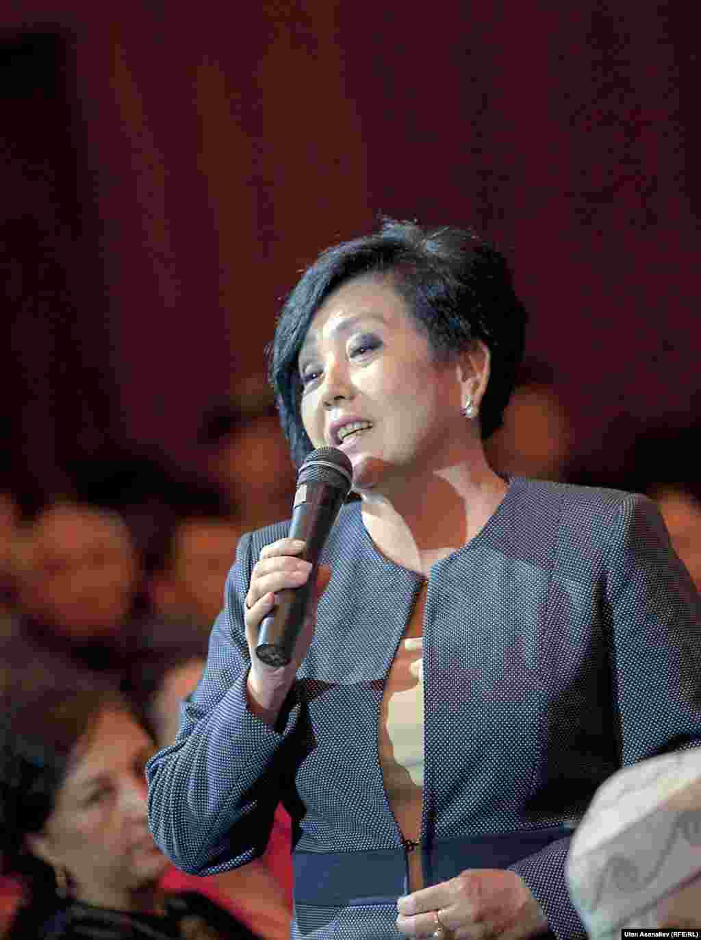 "Азаттыктын" кызматкери, журналист, маданиятка эмгек сиңирген ишмер, саясий илимдердин кандидаты Бүбүкан Досалиева куттуктоо сөзүн сүйлөп жатат.&nbsp;