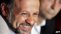 اکبر گنجی از امضا کنندگان نامه، متن آن را در هافینگتون پست منتشر کرده است