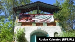 Вход в мавзолей.