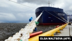 Єврокомісія направила урядам країн ЄС переглянутий пакет санкцій проти РФ, в якому пропонується залишити заборону на постачання російської нафти морем, пишуть Bloomberg та Politico. Офіційно документ не представляли