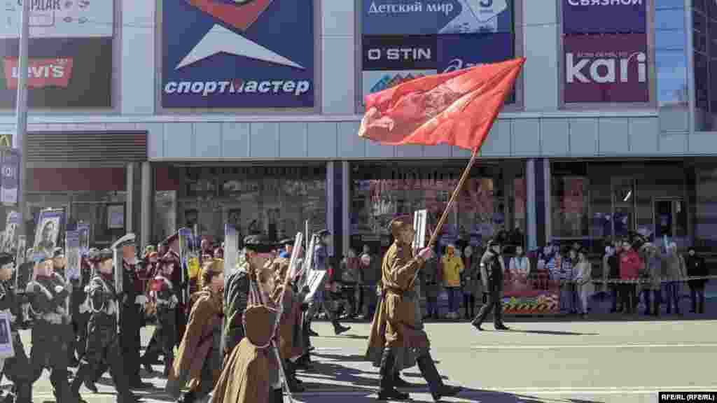 Шествие "Бессмертного полка" во время парада Победы в Архангельске&nbsp;