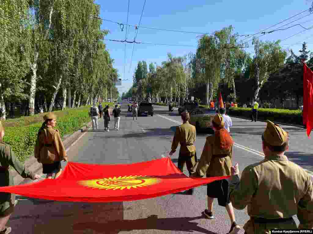 Орусиянын Украинага басып киришине байланыштуу Борбор Азия өлкөлөрүндө "Өлбөс полк" жүрүшү боюнча кайчы пикир жаралды.