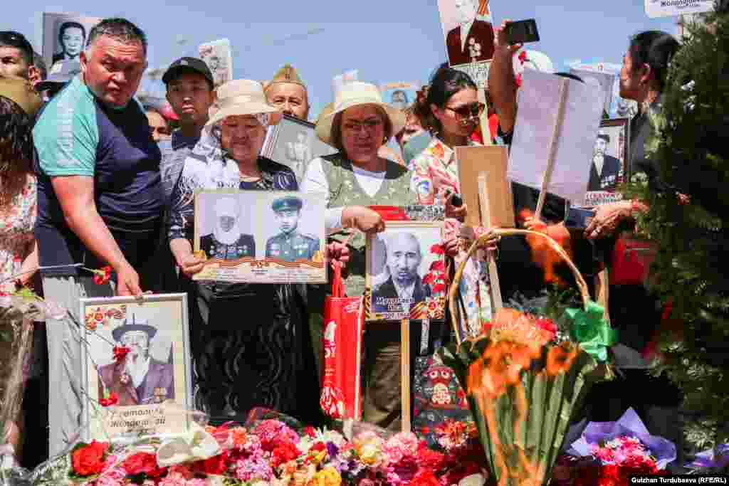 "Өлбөс полк" жүрүшүнүн катышуучулары "Өчпөс отко" гүлчамбар коюшту.