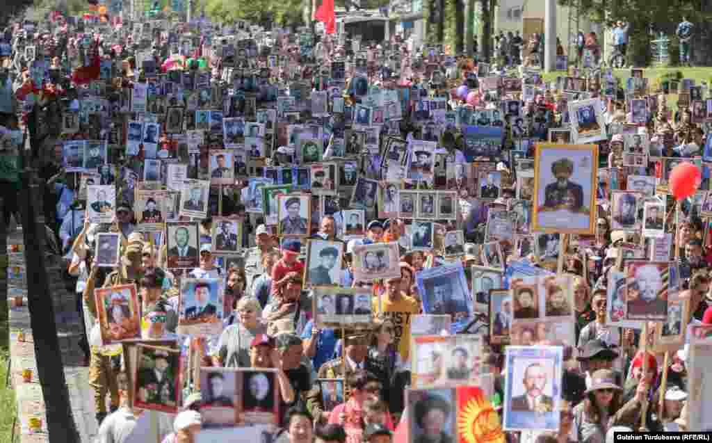 Шаардын "Түштүк дарбазасынан" башталган жүрүштүн катышуучулары Байтик баатыр көчөсү менен Жеңиш аянтына чейин жөө басып барышты.