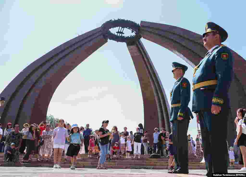 Жеңиш күнүн белгилөө Жеңиш аянтындагы "Өчпөс отто" да уланды.&nbsp;