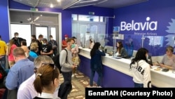 Чарга на вяртаньне авіяквіткоў у Менску 27 траўня 2021 году