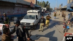 په بنو کې پولیس پر یوه پوسته خلک تالاشي کوي - پخوانی انځور.