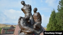 “Ата-Бейит” мемориалдык комплексиндеги 1937-1938-жылдары болгон сталиндик репрессиянын курмандыктарына арналган эстелик.